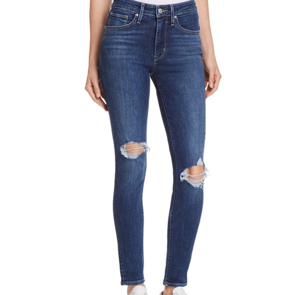 Bloggers Favorite Levi’s with holes - Picture 1 of 3